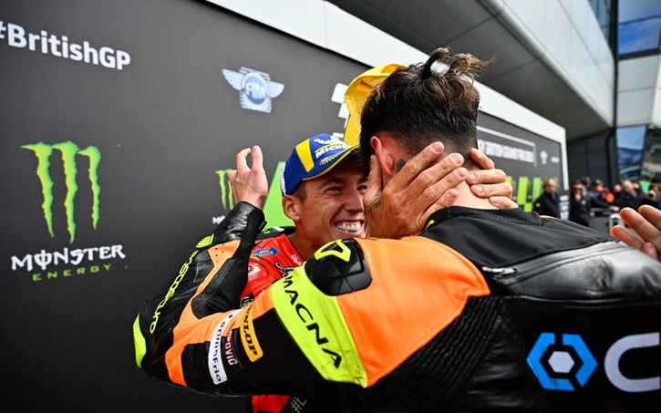 Ο Aleix Espargaro συγχαίρει το νικητή της Moto 2